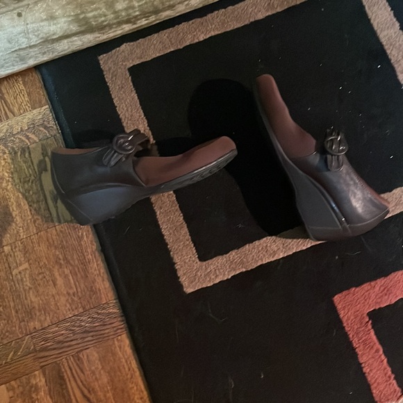 Ladies Brown size 6 super cute comfy stretchy material shoe - Picture 5 of 8